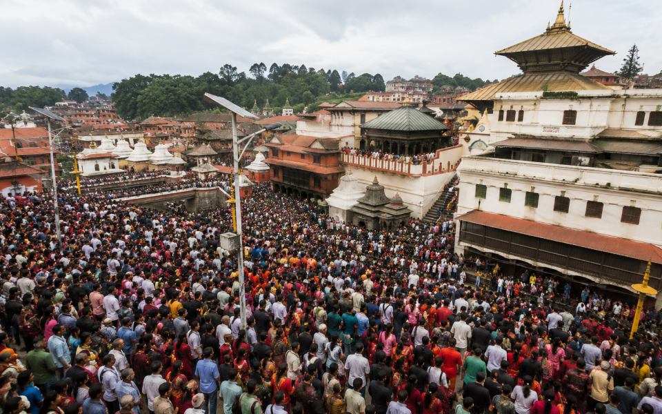 साउनको पहिलो सोमबार : पशुपतिनाथमा बिहानैदेखि भक्तजनको घुइँचो, शिवआराधनामा देशभर श्रद्धालुको उत्साह