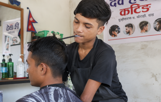 दुवै हात नभए पनि हार मानेनन्: दाङका १८ वर्षीय देवबहादुर परियार सैलुन सञ्चालन गर्दै शिक्षक बन्ने लक्ष्यमा