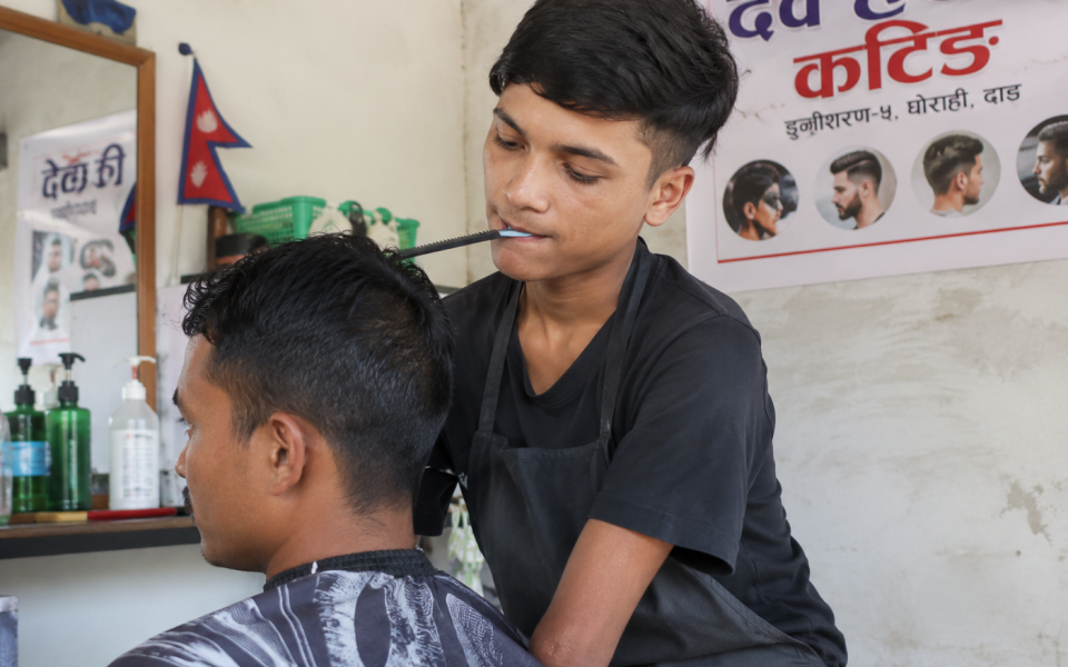 दुवै हात नभए पनि हार मानेनन्: दाङका १८ वर्षीय देवबहादुर परियार सैलुन सञ्चालन गर्दै शिक्षक बन्ने लक्ष्यमा