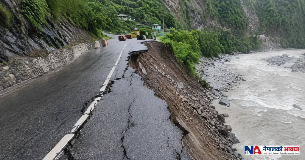 नदीको कटानले सडक जोखिममा, आवागमनमा बढ्यो चुनौती