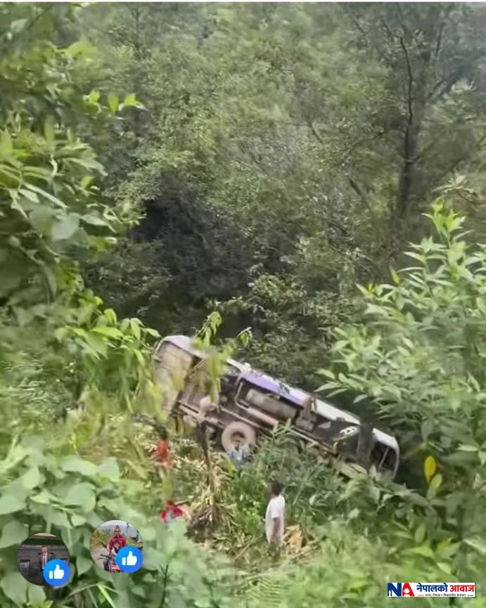 टोखा–छहरे सडकखण्डमा दुई सवारीसाधन एकैपटक भीरबाट खसे काठमाडौं