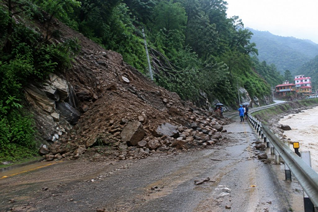 मनसुनी वर्षापछि पहिरो र बाढीका कारण प्रभावित नेपालको राजमार्ग