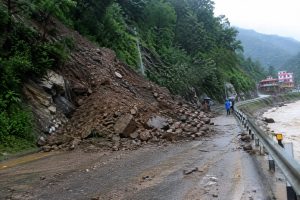 मनसुनी वर्षापछि पहिरो र बाढीका कारण प्रभावित नेपालको राजमार्ग