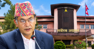 हितेन्द्रदेव शाक्य र पृष्ठभूमिमा सर्वोच्च अदालतको भवन।