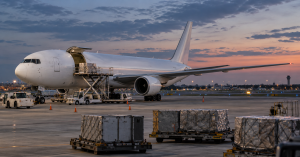 मियामी दुर्घटनापछि रोकिएको cargo operation संकेत गर्ने विमानस्थलमा पार्क गरिएको unbranded cargo विमान र freight containers