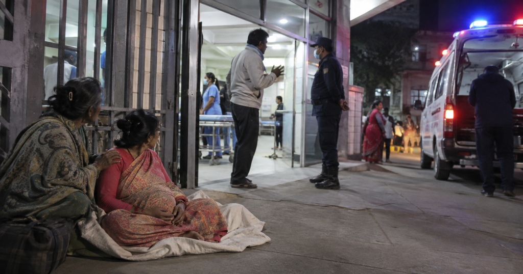 अस्पताल गेटबाहिर सुत्केरी महिला र उपचार माग्दै परिवार देखिएको सांकेतिक तस्वीर