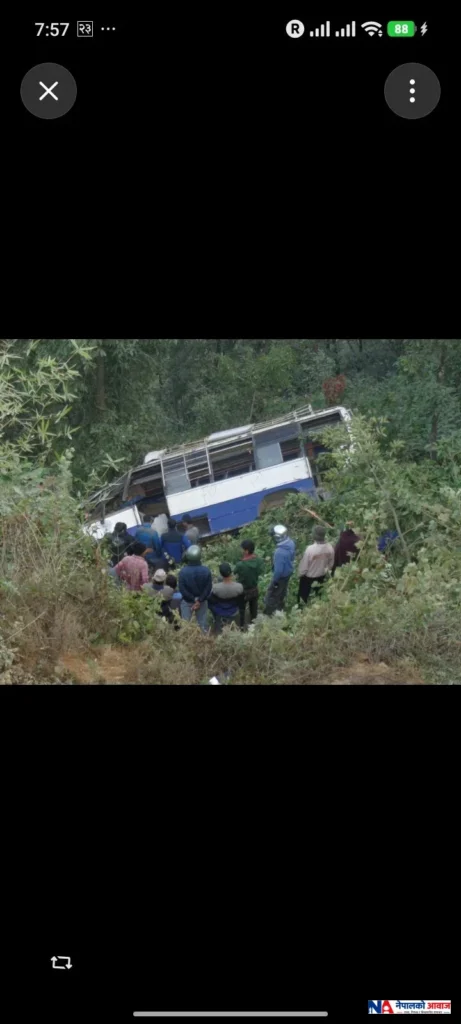पोखरामा विद्यालयको बस दुर्घटना, १८ जनाको उद्धार