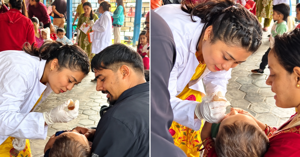 तारकेश्वरमा अभिभावकको काखमा रहेका बालबालिकालाई स्वर्णबिन्दु प्राशन गराउँदै स्वास्थ्यकर्मी।