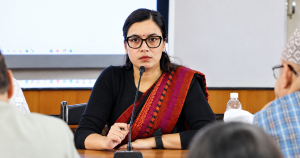 संसदीय समितिको बैठकमा माइक्रोफोनअगाडि बसेकी कानुनमन्त्री सोविता गौतम।